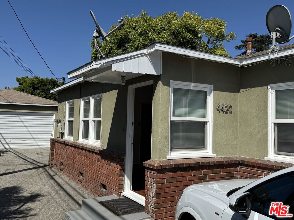 Residential Lease for rent at 4418 4420 Inglewood Boulevard 4420, Los Angeles, Los Angeles County CA featuring 2 beds and 1 bath
