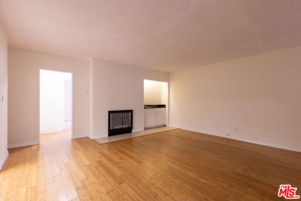 Residential Lease for rent at 1033 6TH Street 107, Santa Monica, Los Angeles County CA featuring 3 beds and 2 baths