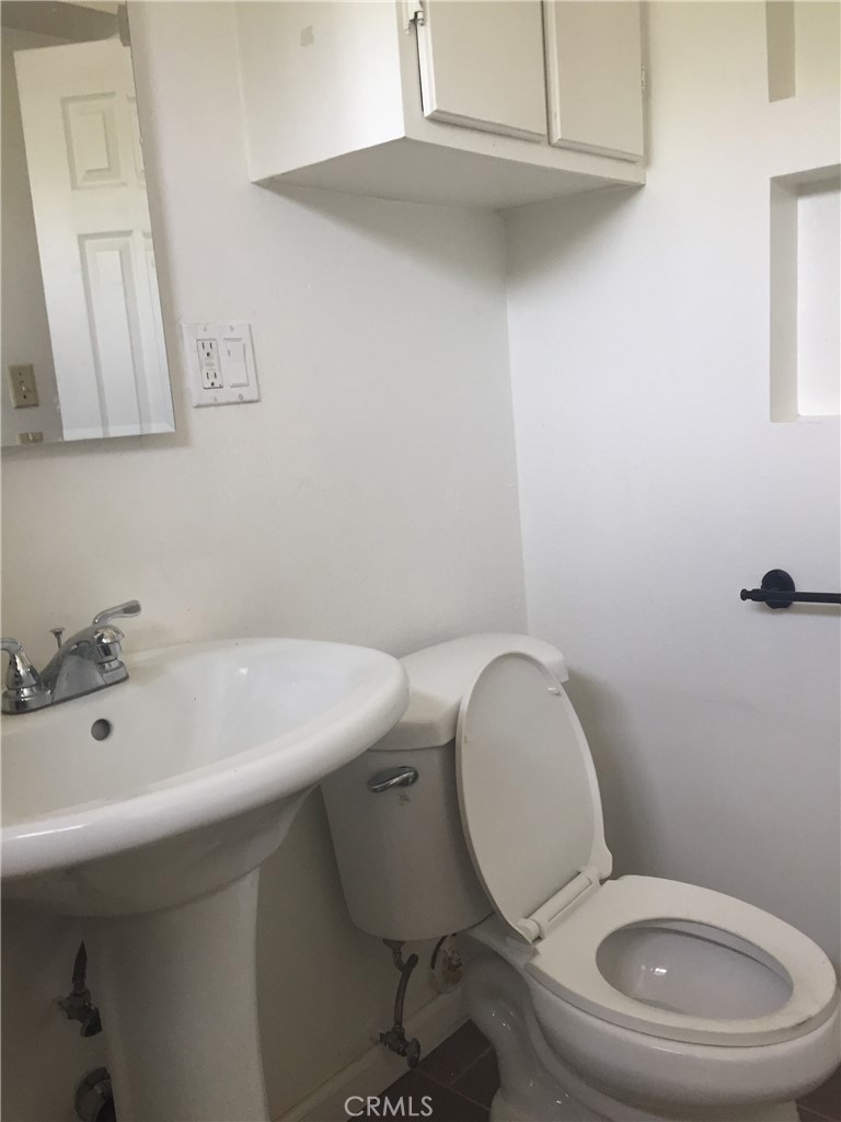 Residential Lease for rent at 150 E 57th Street 3, Long Beach, Los Angeles County CA featuring 2 beds and 1 bath