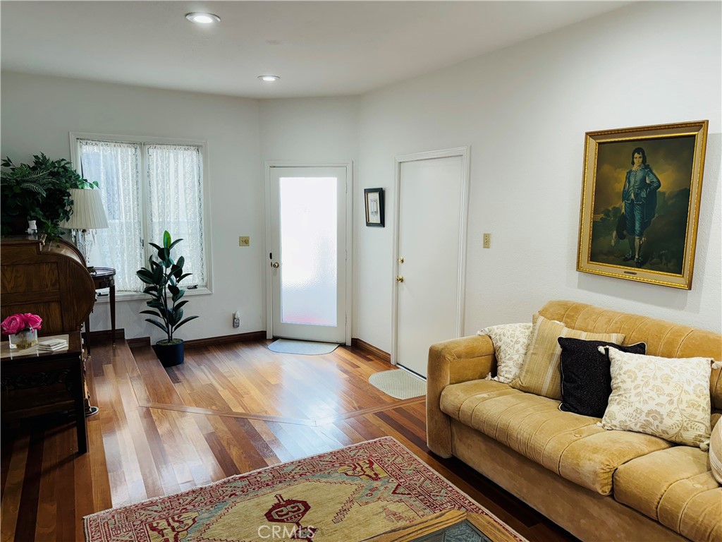 Residential Lease for rent at 87 Rivo Alto Canal, Long Beach, Los Angeles County CA featuring 2 beds and 3 baths