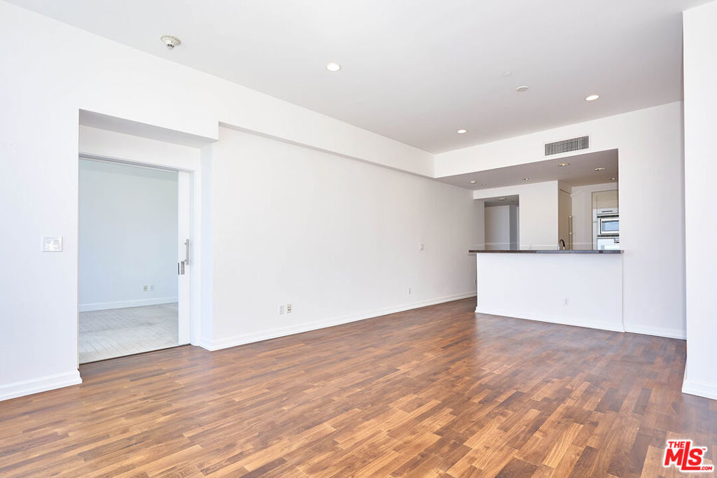 Residential Lease for rent at 900 W Olympic Boulevard 31E, Los Angeles, Los Angeles County CA featuring 1 bed and 2 baths