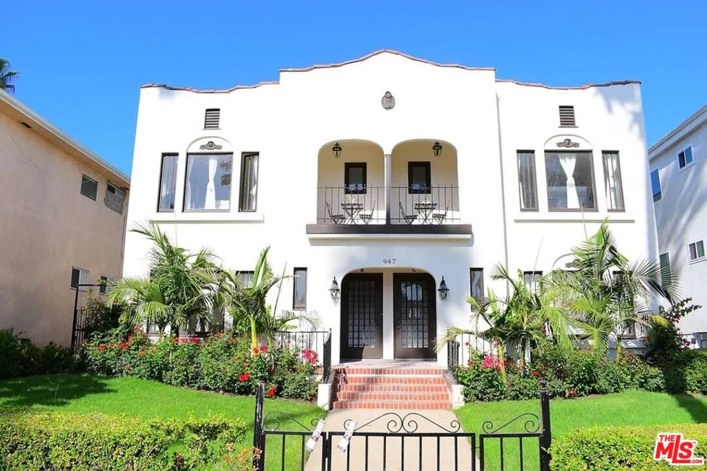 Residential Lease for rent at 947 5th Street A, Santa Monica, Los Angeles County CA featuring 2 beds and 1 bath