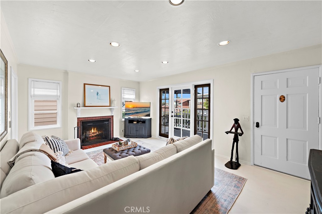 Residential Lease for rent at 283 Fairview Street, Laguna Beach CA featuring 2 beds and 1 bath