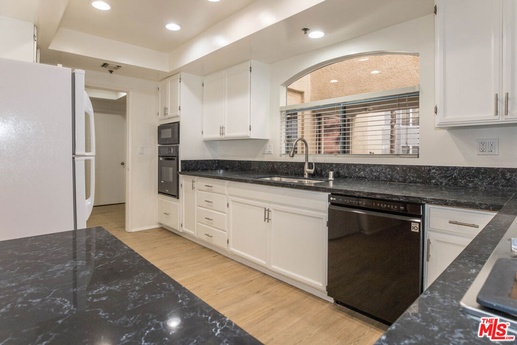Residential Lease for rent at 410 S Barrington Avenue 205, Los Angeles, Los Angeles County CA featuring 3 beds and 3 baths