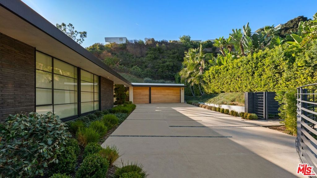 Residential for sale at 530 Leslie Lane, Beverly Hills CA featuring 4 beds and 6 baths