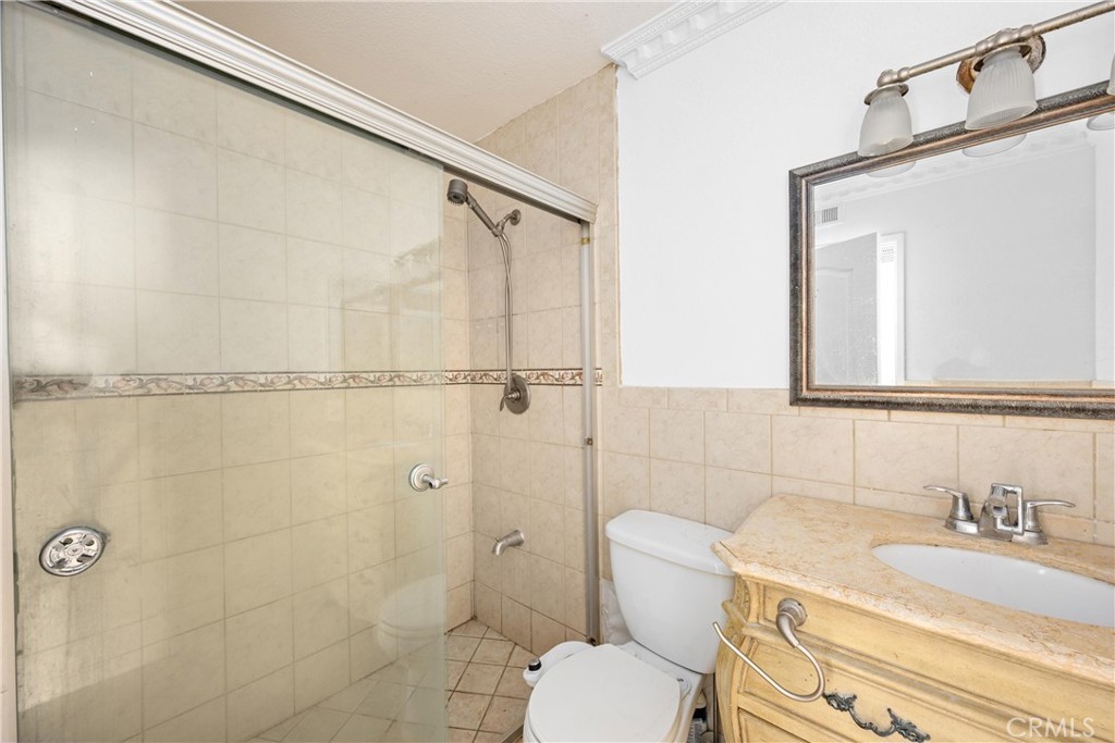 Residential for sale at 2548 Avenida Del Vista 103, Corona CA featuring 1 bed and 1 bath