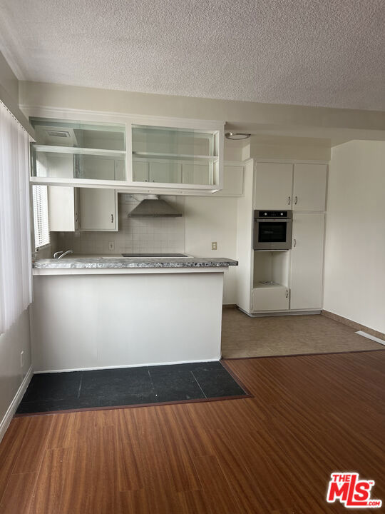 Residential Lease for rent at 620 Edgewood Street, Inglewood, Los Angeles County CA featuring 1 bed and 1 bath