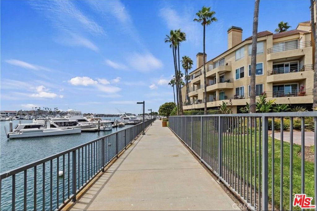 Residential Lease for rent at 16291 Countess Drive 116, Huntington Beach CA featuring 1 bed and 1 bath