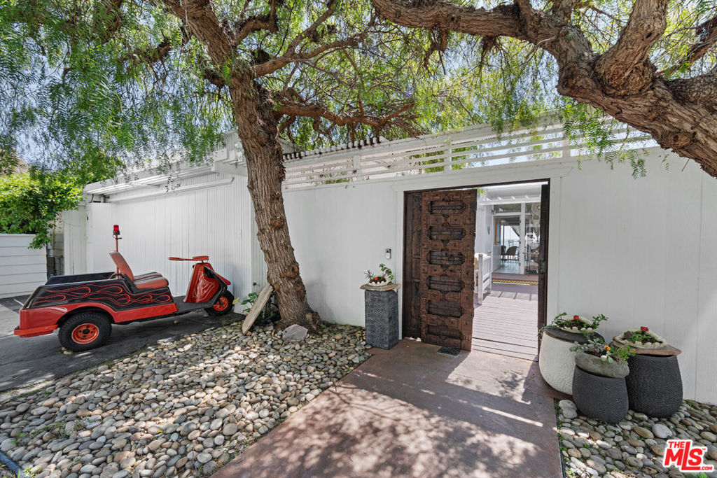 Residential Lease for rent at 27060 Malibu Cove Colony Drive, Malibu CA featuring 2 beds and 2 baths