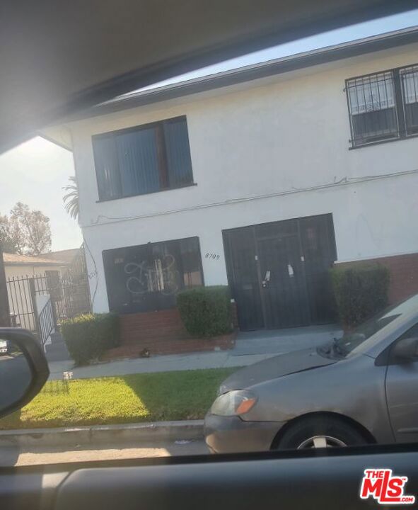 Residential Lease for rent at 859 E 87th Place, Los Angeles, Los Angeles County CA featuring 1 bed and 1 bath