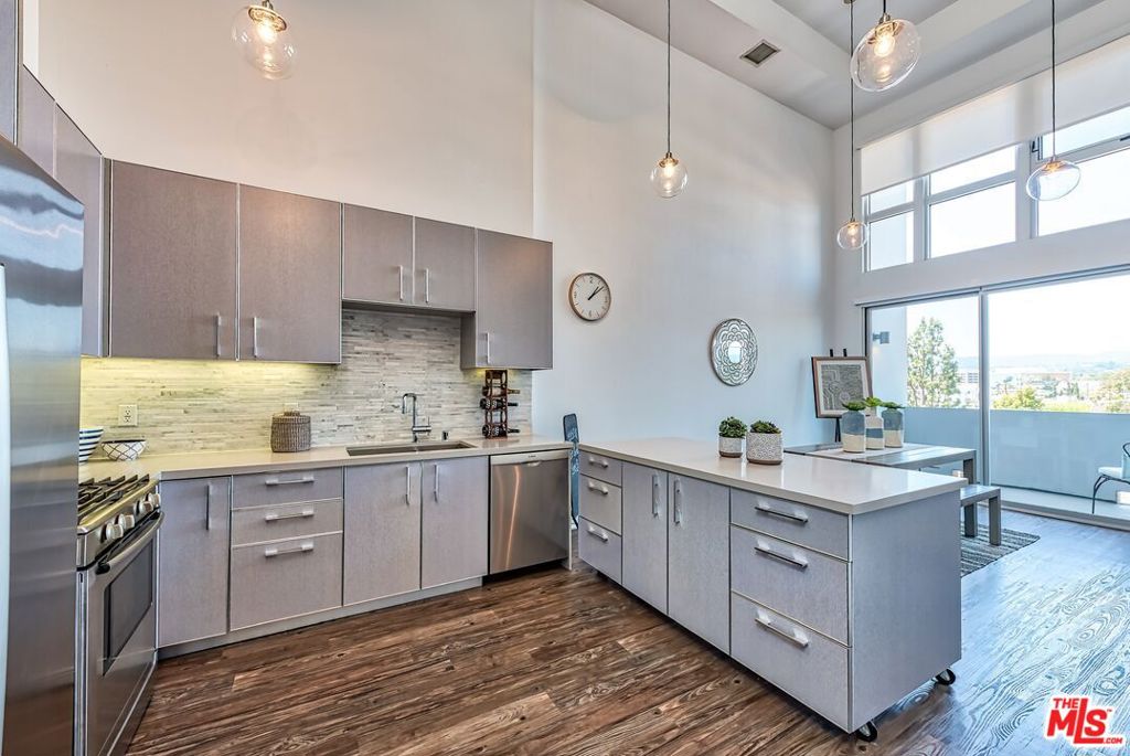 Residential Lease for rent at 1168 S Barrington Avenue 603, Los Angeles, Los Angeles County CA featuring 3 beds and 2 baths