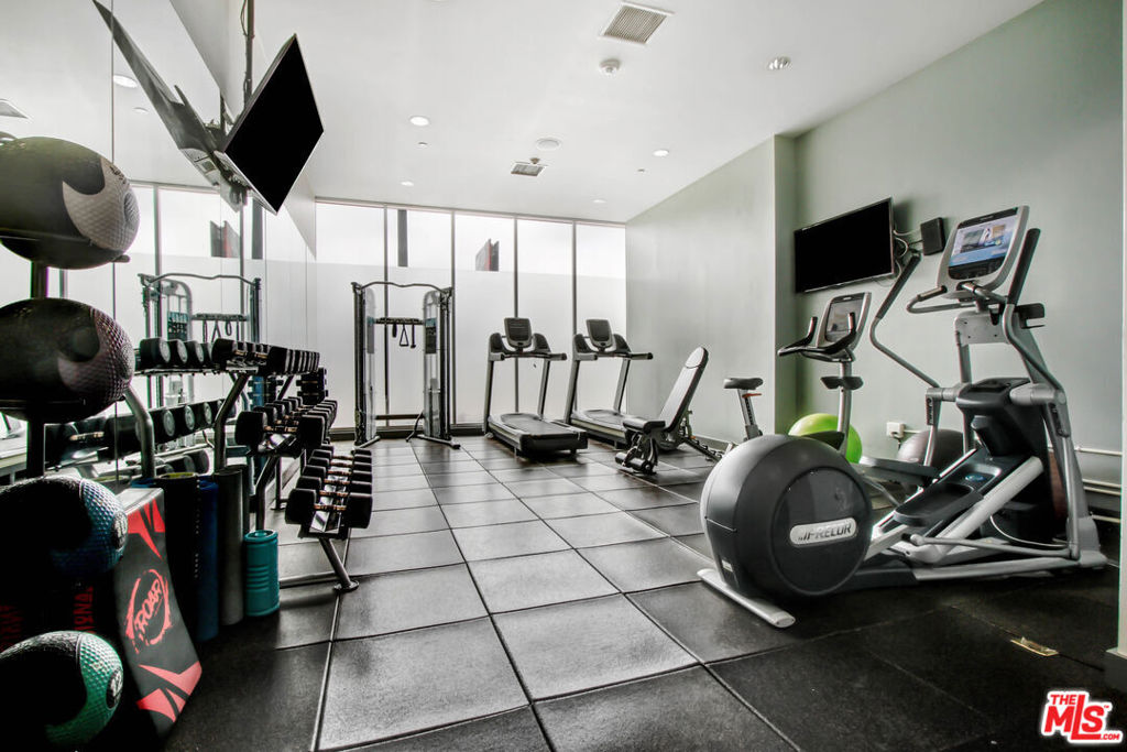 Residential Lease for rent at 1168 S Barrington Avenue 210, Los Angeles, Los Angeles County CA featuring 2 beds and 2 baths