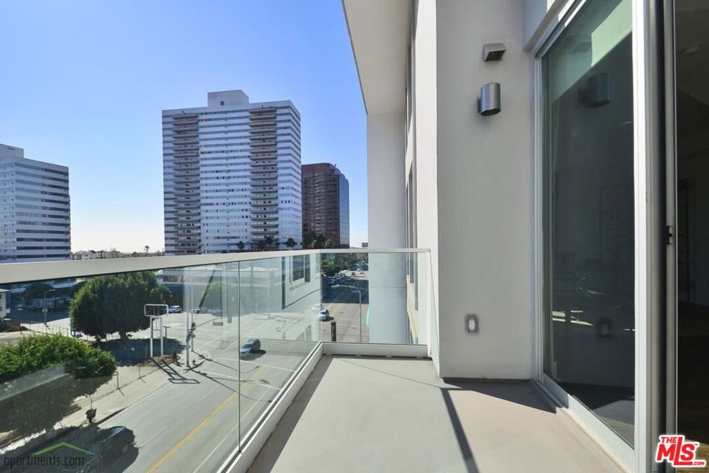 Residential Lease for rent at 1168 S Barrington Avenue 310, Los Angeles, Los Angeles County CA featuring 2 beds and 2 baths