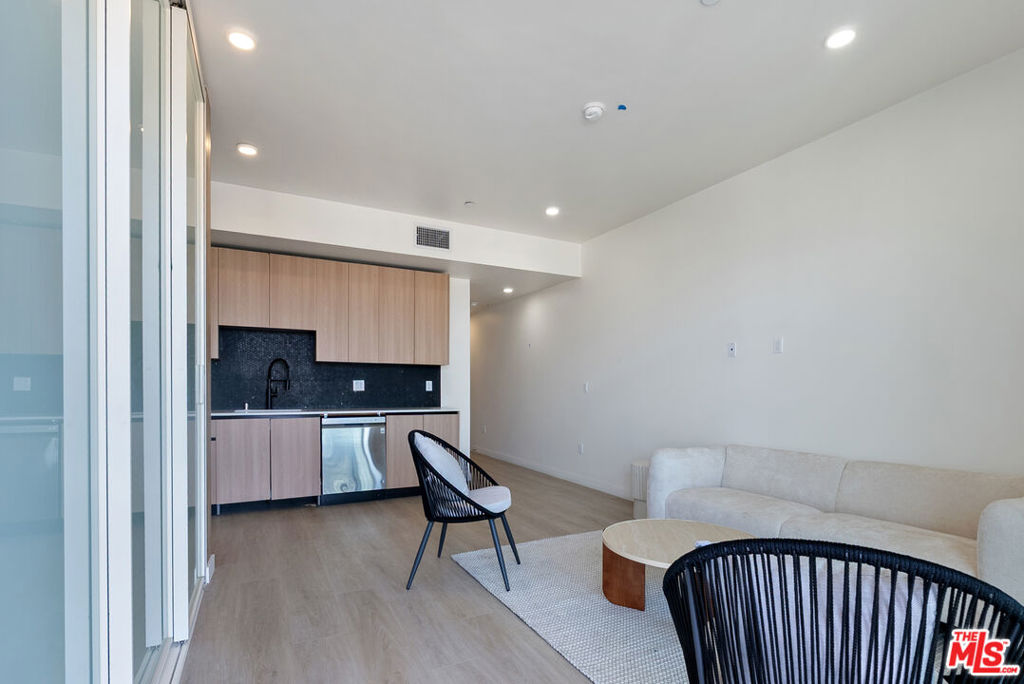 Residential Lease for rent at 1124 S Normandie Avenue, Los Angeles, Los Angeles County CA featuring 1 bed and 1 bath