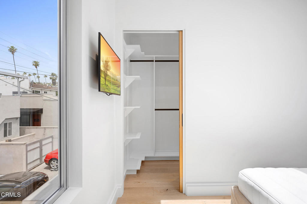 Residential Lease for rent at 1932 1/4 Hillhurst Avenue, Los Angeles, Los Angeles County CA featuring 1 bed and 1 bath