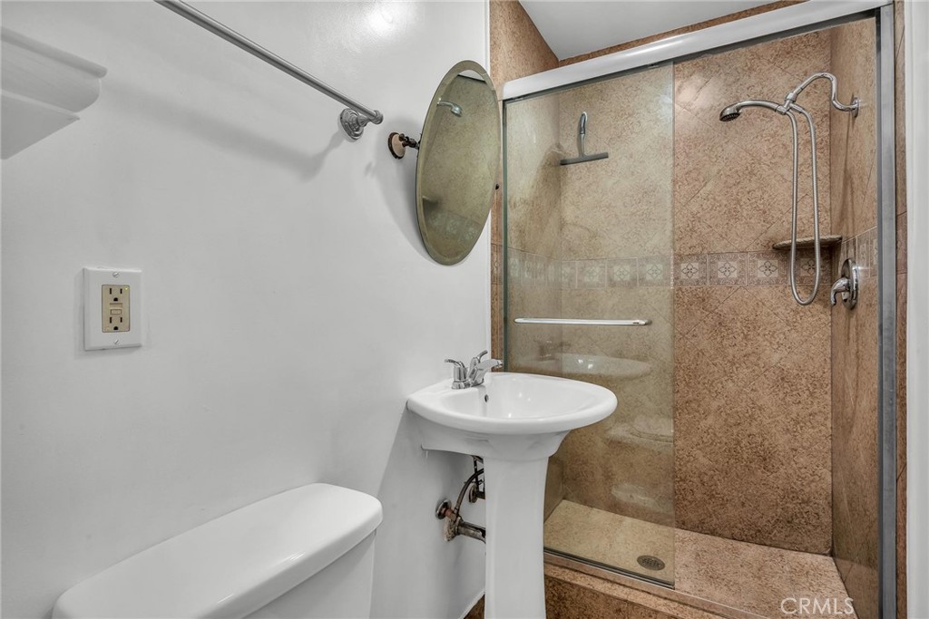 Residential Lease for rent at 810 Edgewood Street 105, Inglewood, Los Angeles County CA featuring 2 beds and 2 baths