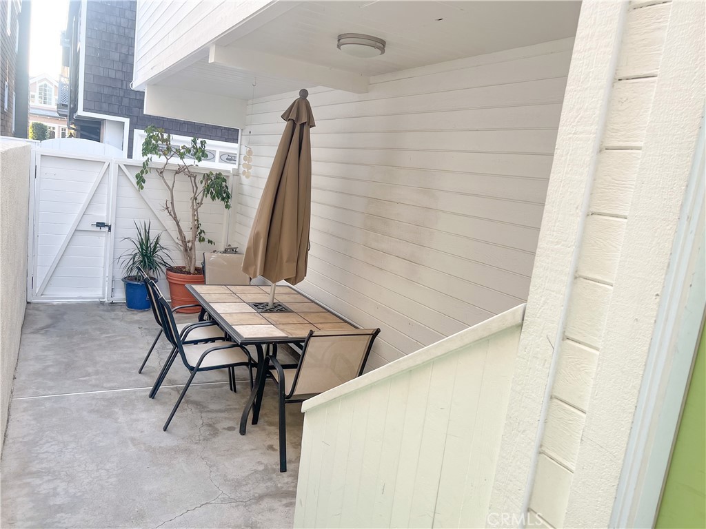 Residential Lease for rent at 315 1/2 Diamond Avenue, Newport Beach CA featuring 2 beds and 2 baths