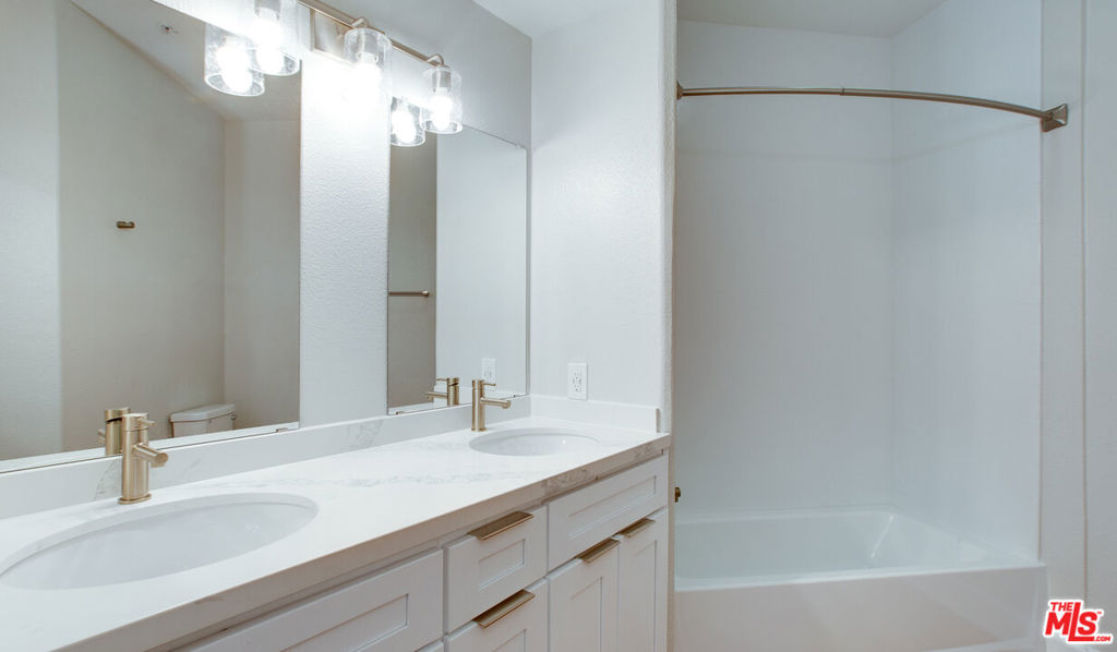 Residential Lease for rent at 5557 W 6th Street 1-305, Los Angeles, Los Angeles County CA featuring 2 beds and 2 baths