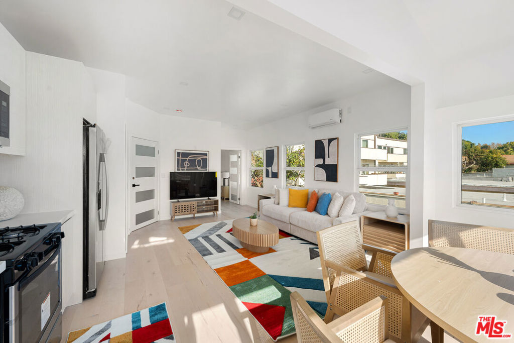 Residential Lease for rent at 117 W Channel Road 121, Santa Monica, Los Angeles County CA featuring 1 bed and 2 baths