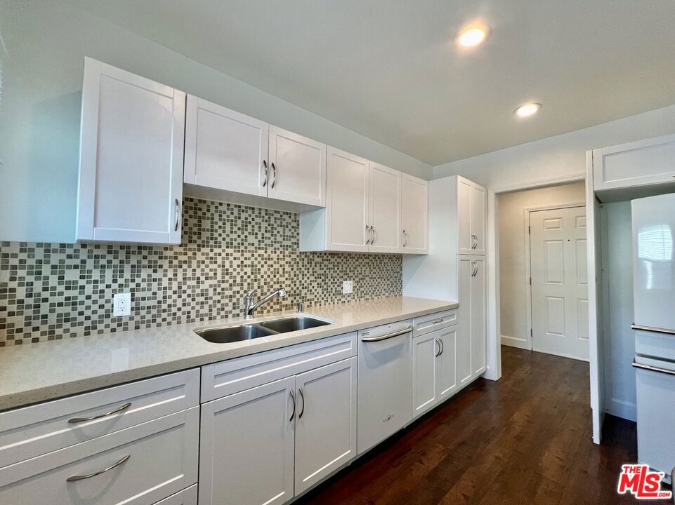 Residential Lease for rent at 1838 El Cerrito Place 2, Los Angeles, Los Angeles County CA featuring 2 beds and 1 bath