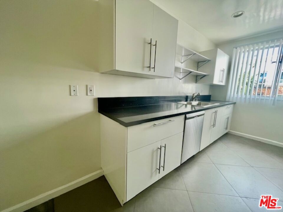 Residential Lease for rent at 7045 Hawthorn Avenue 404, Los Angeles, Los Angeles County CA featuring 2 beds and 2 baths