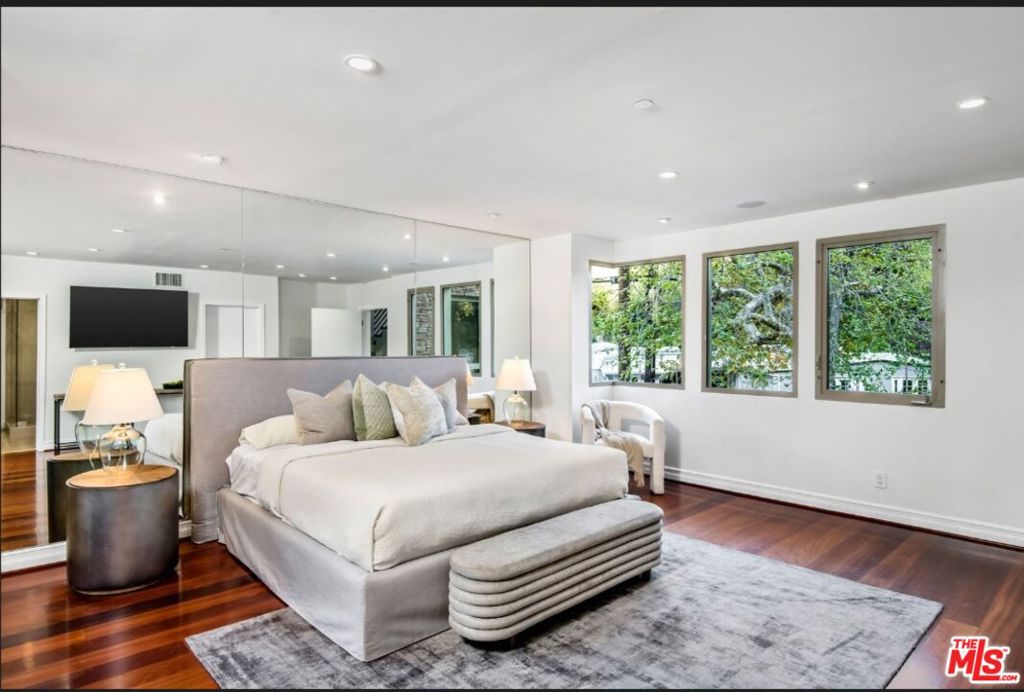 Residential Lease for rent at 3685 Mandeville Canyon Road, Los Angeles, Los Angeles County CA featuring 4 beds and 5 baths