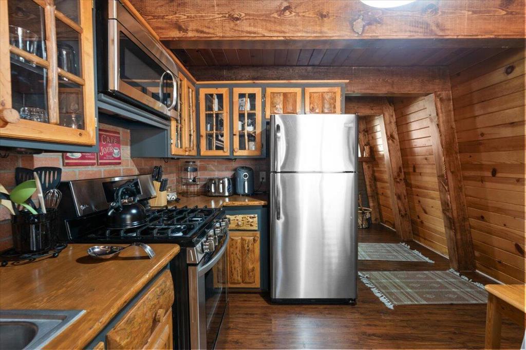 Residential for sale at 42958 Encino Road, Big Bear CA featuring 2 beds and 1 bath