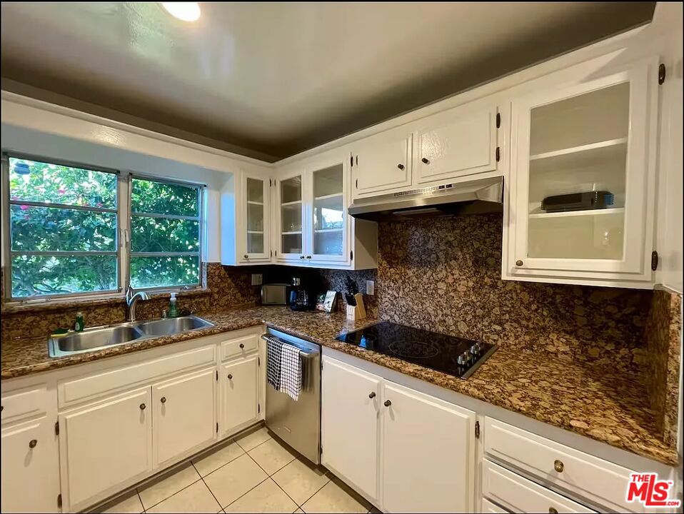 Residential Lease for rent at 1115 22nd Street 1, Santa Monica, Los Angeles County CA featuring 3 beds and 2 baths