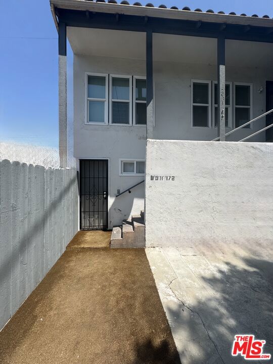 Residential Lease for rent at 2911 W Florence Avenue APT, Los Angeles, Los Angeles County CA featuring 1 bed and 1 bath