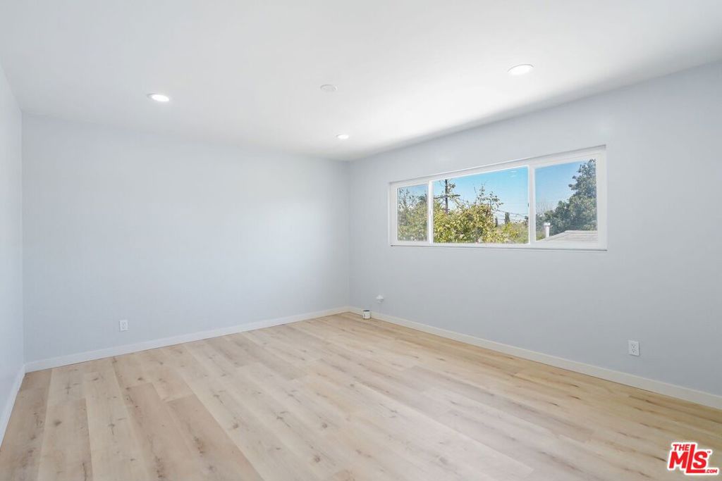 Residential Lease for rent at 719 E 79th Street 1, Los Angeles CA featuring 3 beds and 1 bath