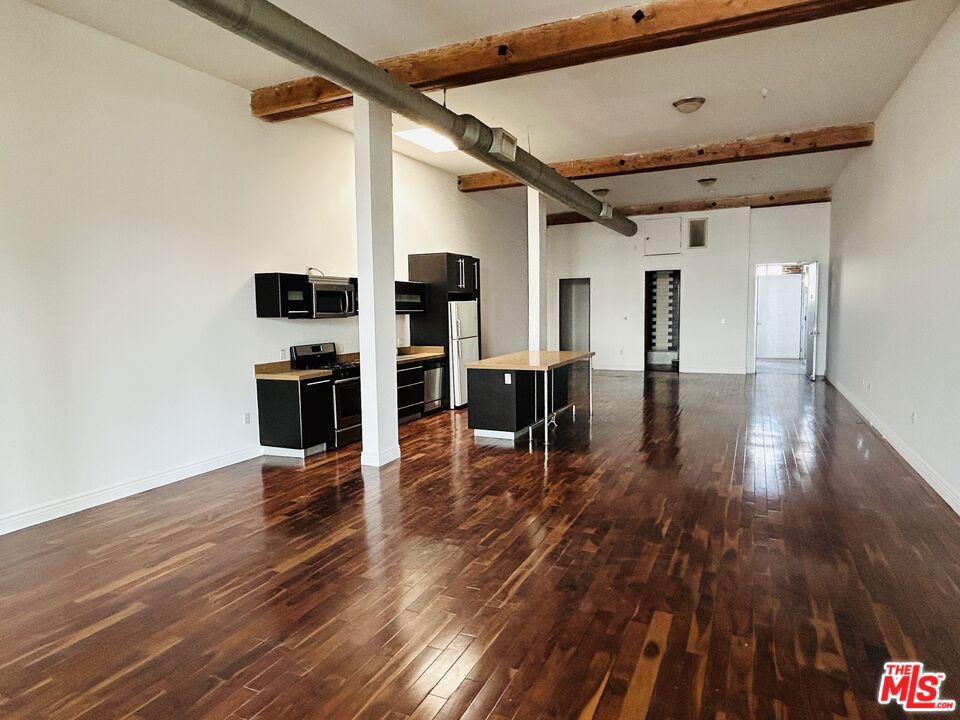 Residential Lease for rent at 652 Mateo Street 306, Los Angeles, Los Angeles County CA featuring 1 bed and 1 bath