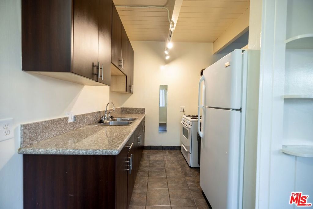 Residential Lease for rent at 451 S Oakhurst Drive 3, Beverly Hills, Los Angeles County CA featuring 1 bed and 1 bath