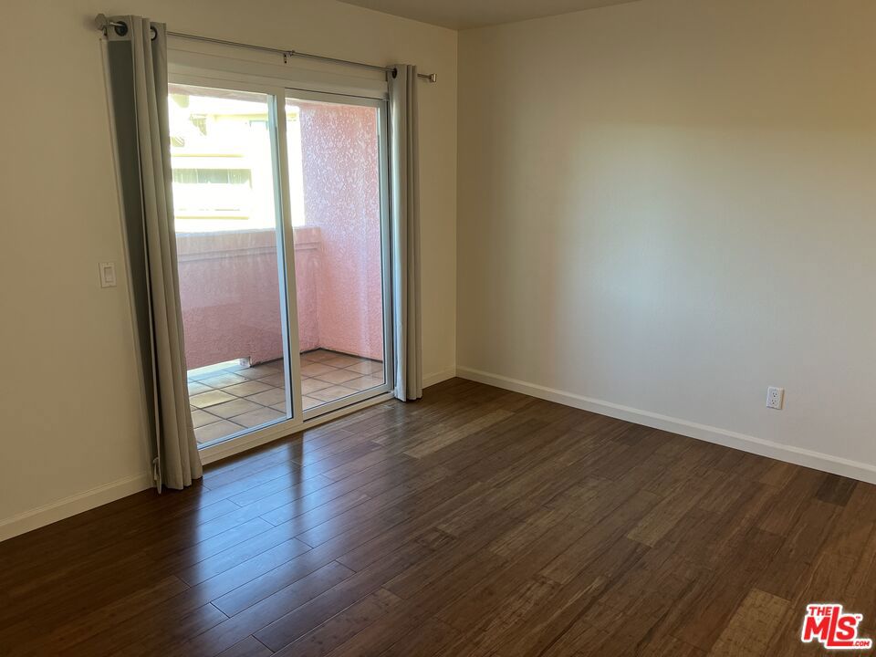 Residential Lease for rent at 4810 S La Brea Avenue 208, Los Angeles, Los Angeles County CA featuring 2 beds and 1 bath