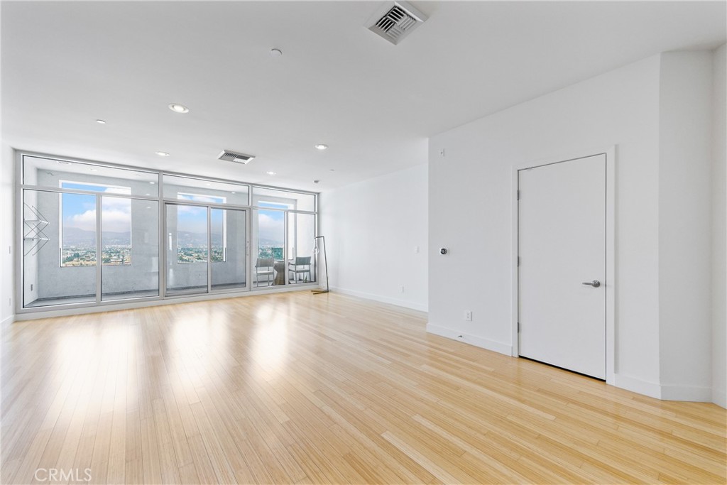 Residential for sale at 3810 Wilshire Boulevard 2002, Los Angeles CA featuring 1 bed and 1 bath