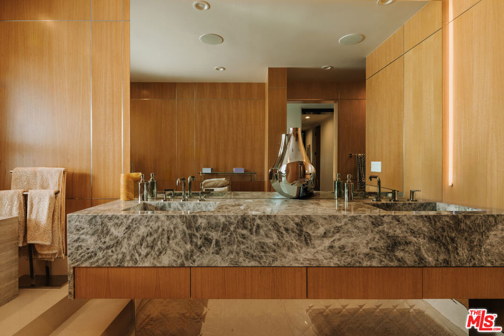 Residential Lease for rent at 6250 Hollywood Boulevard 14A, Los Angeles, Los Angeles County CA featuring 3 beds and 4 baths