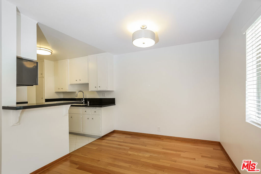 Residential Lease for rent at 1608 S Bentley Avenue 2, Los Angeles, Los Angeles County CA featuring 2 beds and 2 baths