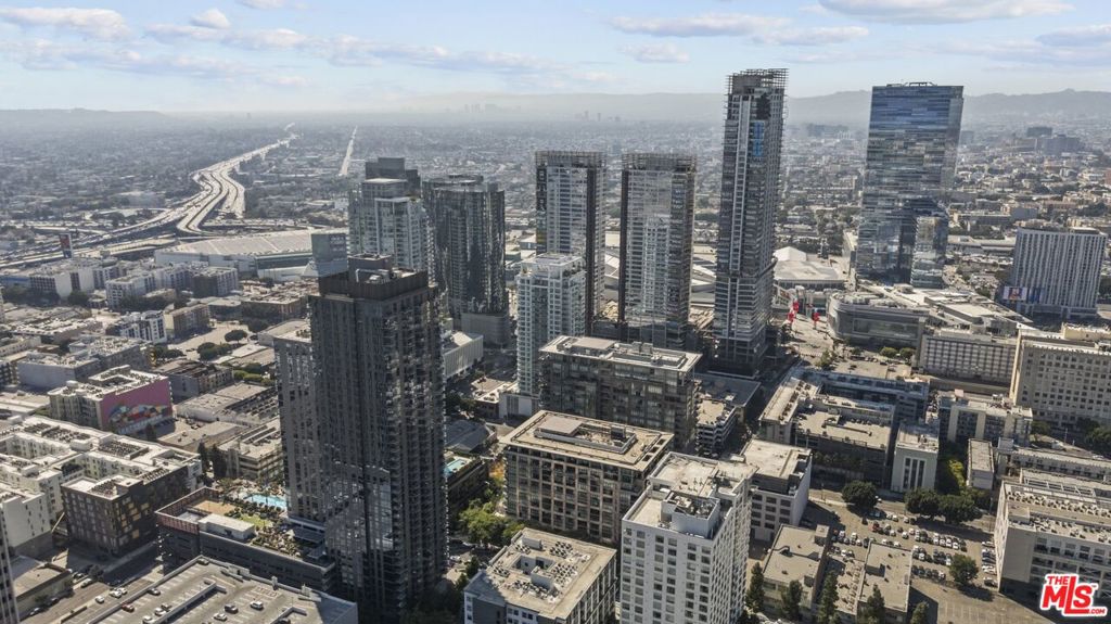 Residential Lease for rent at 1111 S Grand Avenue 1019, Los Angeles, Los Angeles County CA featuring 1 bed and 1 bath