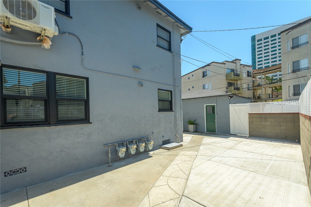 Residential Lease for rent at 3812 W Heffron Drive C, Burbank CA featuring 1 bed and 1 bath