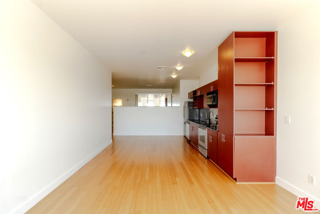 Residential for sale at 3810 Wilshire Boulevard 1711, Los Angeles CA featuring 1 bed and 1 bath