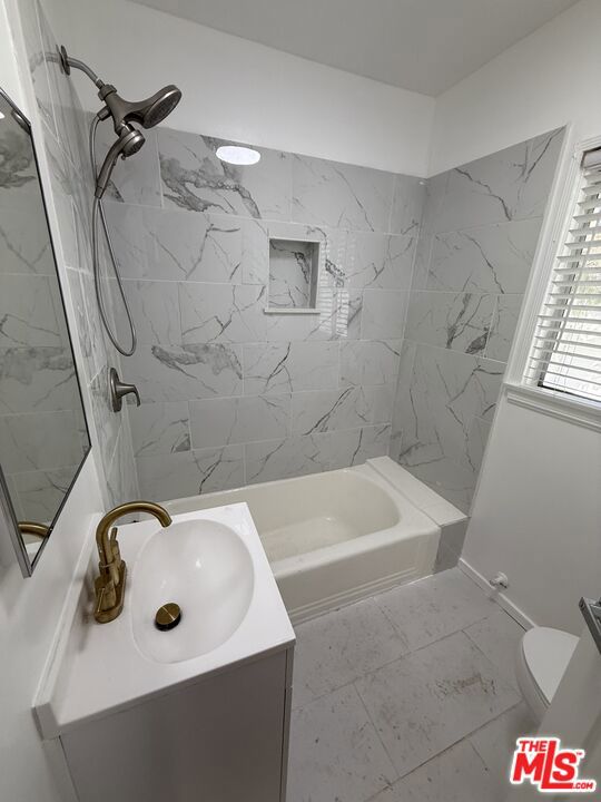 Residential Lease for rent at 1543 11th Street D, Santa Monica CA featuring 1 bed and 1 bath