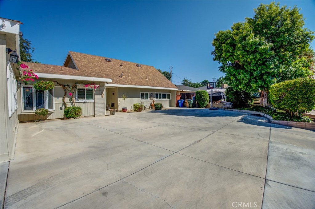 Residential for sale at 1708 Camino Primavera, Bakersfield CA featuring 5 beds and 3 baths