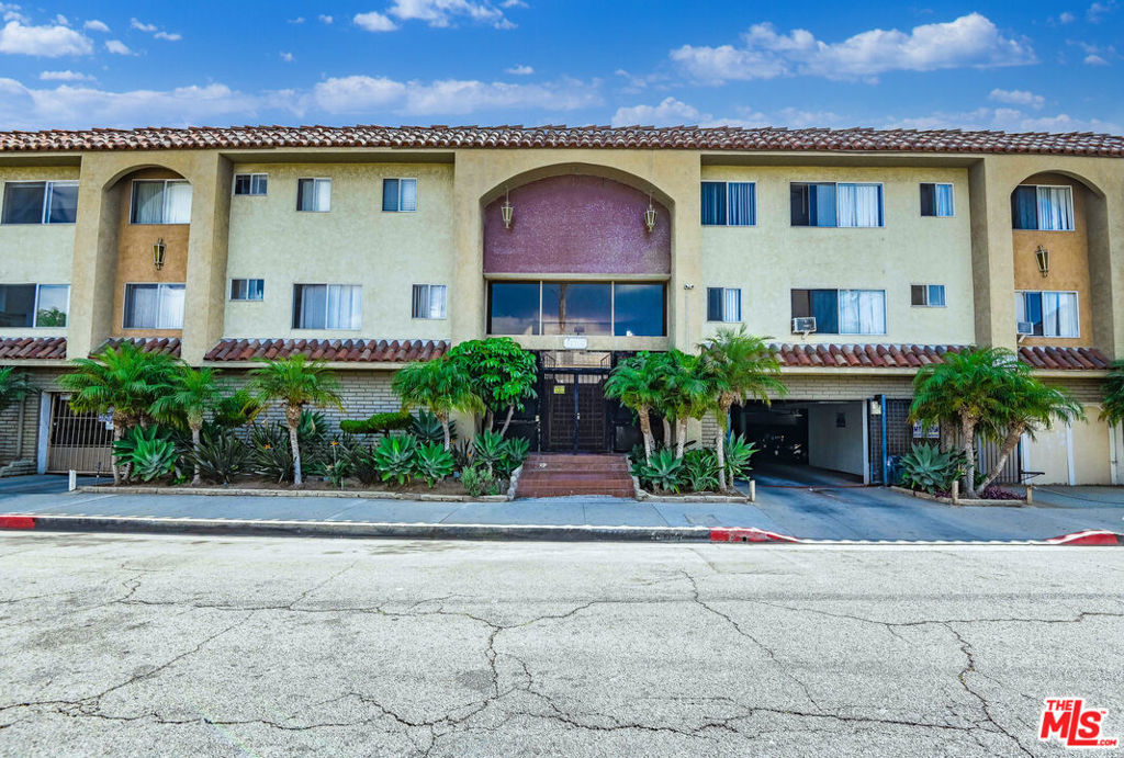 Residential Lease for rent at 14108 Doty Avenue 13, Hawthorne CA featuring 1 bed and 1 bath