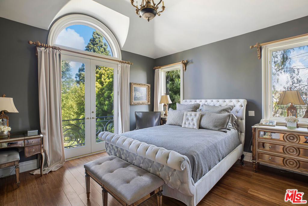 Residential Lease for rent at 3352 Clerendon Road, Beverly Hills, Los Angeles County CA featuring 6 beds and 6 baths