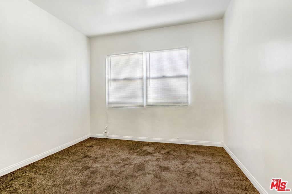 Residential Lease for rent at 6340 10th Avenue 6402 1/2, Los Angeles, Los Angeles County CA featuring 1 bed and 1 bath