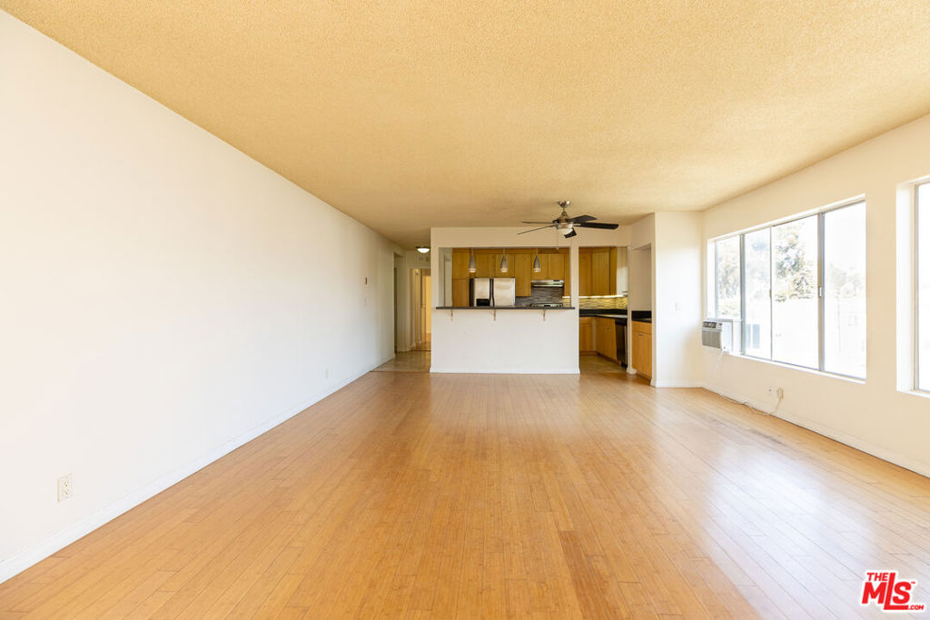 Residential Lease for rent at 1033 6TH Street 310, Santa Monica, Los Angeles County CA featuring 2 beds and 2 baths