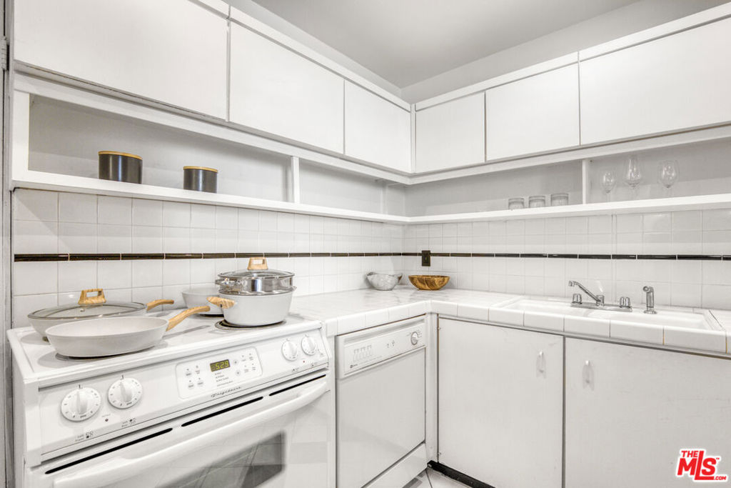 Residential Lease for rent at 10433 Wilshire Boulevard 808, Los Angeles, Los Angeles County CA featuring 1 bed and 2 baths