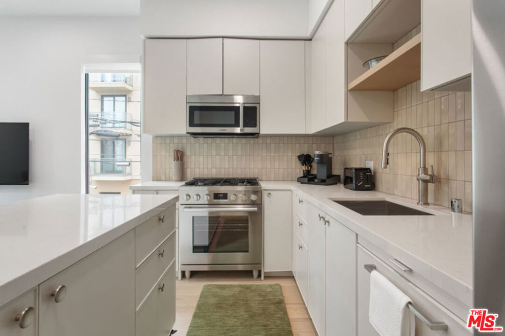 Residential Lease for rent at 10310 Santa Monica Boulevard 216, Los Angeles, Los Angeles County CA featuring 2 beds and 2 baths