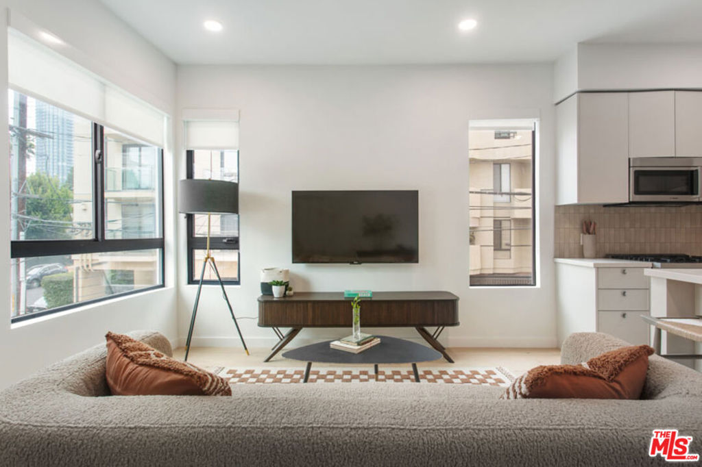 Residential Lease for rent at 10310 Santa Monica Boulevard 612, Los Angeles, Los Angeles County CA featuring 1 bed and 1 bath