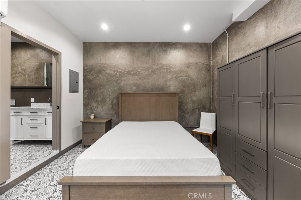 Residential Lease for rent at 2211 1.2 Hyperion Avenue 1/2, Los Angeles, Los Angeles County CA and 1 bath