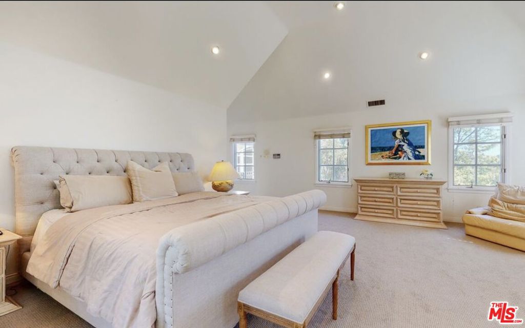 Residential Lease for rent at 898 N Bundy Drive, Los Angeles, Los Angeles County CA featuring 6 beds and 6 baths